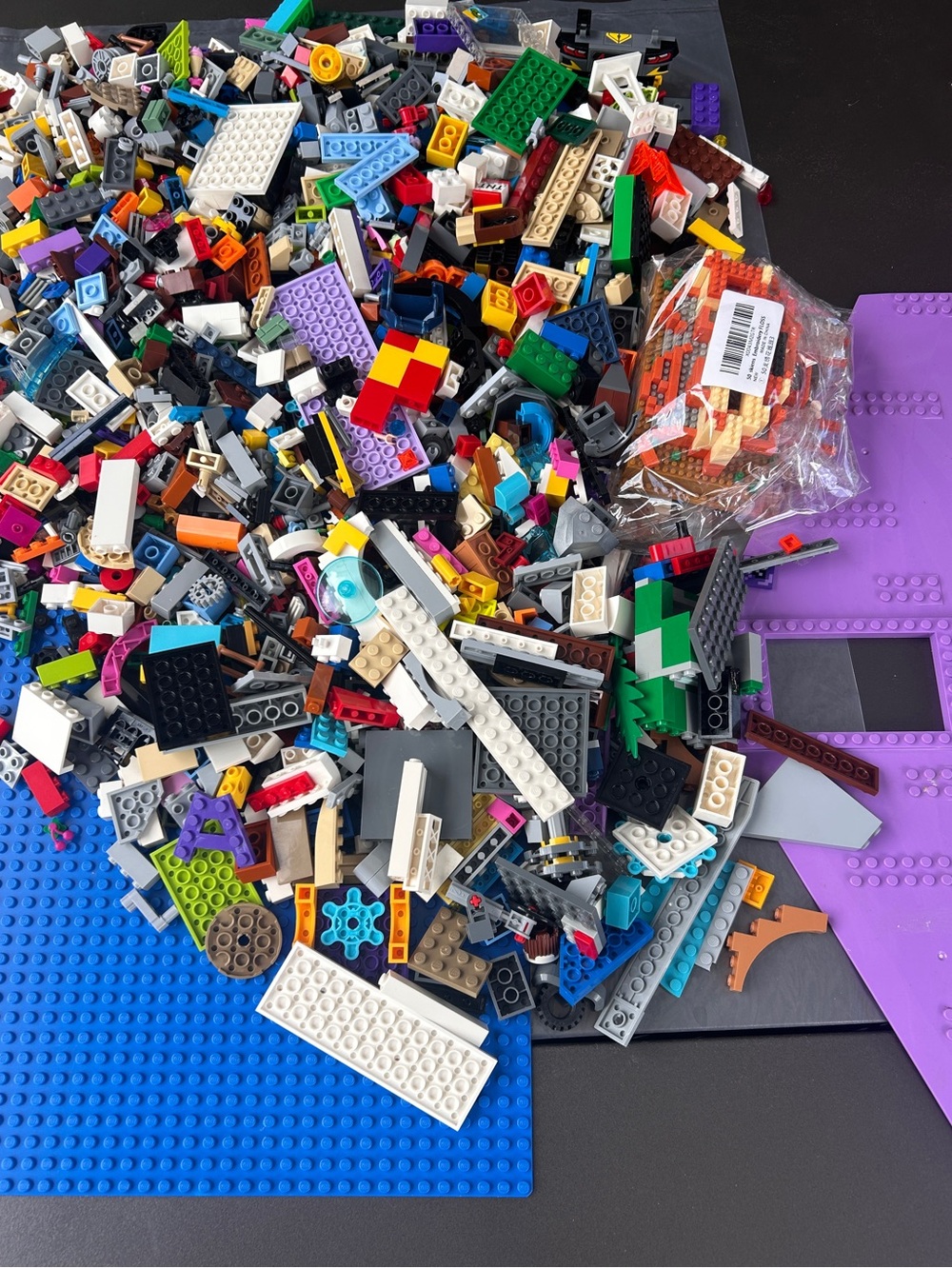 LEGO Bulk lot 4.12 pounds (which includes box) Loc: J2